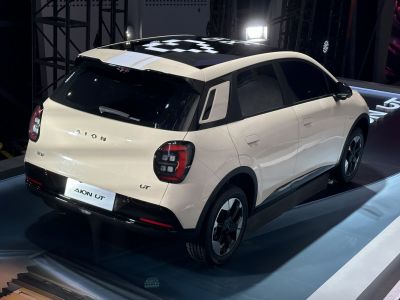 Rear hatchback and roof pattern of a modern EV