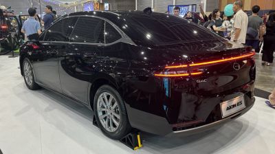 Rear side profile with LED light bar and shark fin antenna