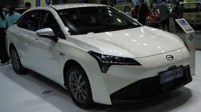 Aerodynamic front with distinctive LED headlights and modern styling