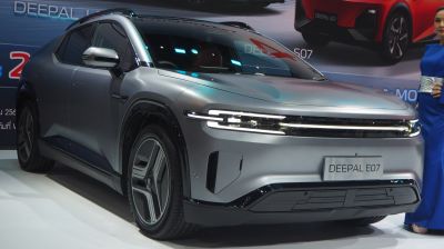 2025 Deepal E07 3/4 front-right view