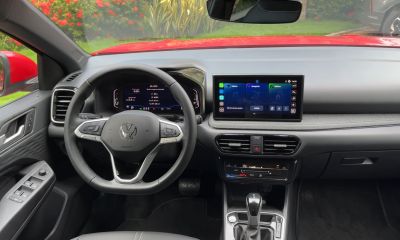 Digital instrument cluster and touchscreen infotainment console