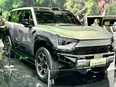 Aggressive SUV front fascia and bold multi-spoke wheel design
