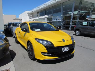 Yellow Renault Megane III Coupe front view with sporty styling