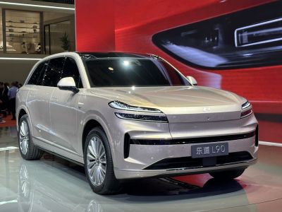 Split LED headlights and aerodynamic SUV body design