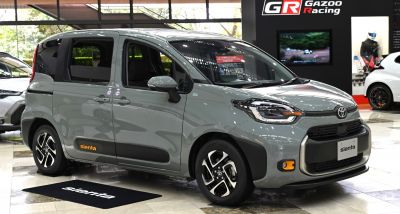Compact multi-purpose vehicle with sliding rear doors and modern headlight design.