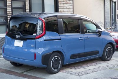 Compact MPV with sliding doors and vertical LED rear lights