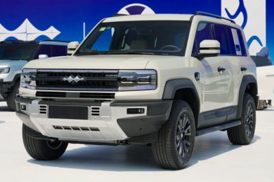 Front view of SUV with distinctive grille and LED headlights