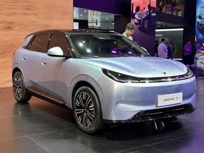 2025 Arcfox T1 3/4 front-right view
