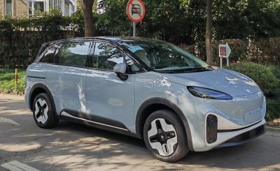 Futuristic smooth front and distinctive dual-tone wheels on SUV