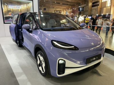 2024 Arcfox Kaola 3/4 front-right view