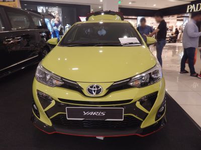 Front view with headlights and grille of a facelifted compact hatchback