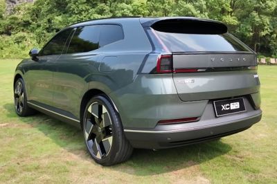 Rear view and alloy wheel design of a modern SUV