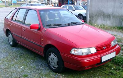 1989 Hyundai Pony/excel Hatchback (X-2) 3/4 front-right view