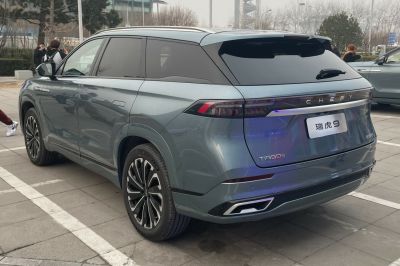 Sleek SUV rear design with taillight bar and dual exhaust outlets