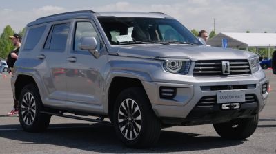 Front and side view of a robust SUV with round LED headlights