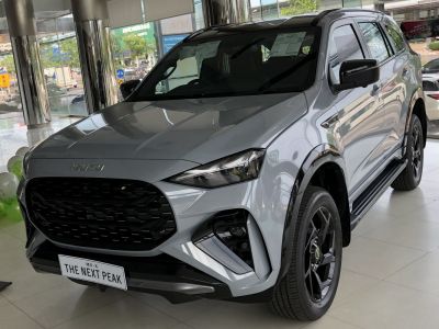 Aggressive front grille with sleek headlights and black alloy wheels