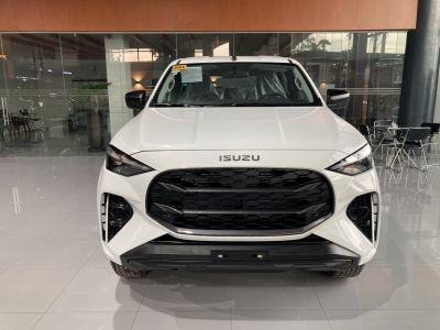 Large hexagonal grille with sleek LED headlights
