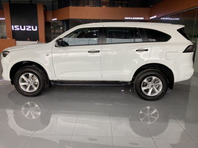 Side view of white SUV with alloy wheels and running boards