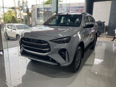 Prominent front grille and sharp headlights design of a modern SUV