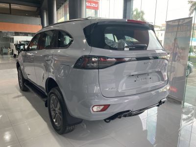 Rear design and taillights of a modern SUV with roof spoiler and sporty bumper
