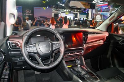 Digital dashboard and multifunction steering wheel with large infotainment screen