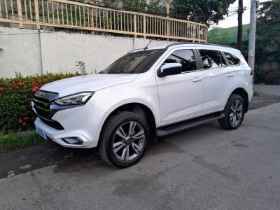 White SUV with modern front design and alloy wheels