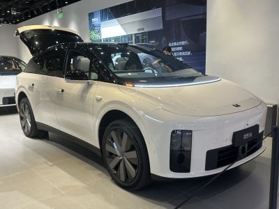 Futuristic electric SUV with aerodynamic wheels and advanced lighting.