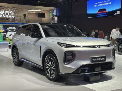 Front view of electric SUV with horizontal LED strip headlights and modern grille