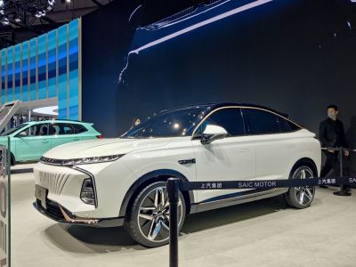 Electric SUV with futuristic grille and slim LED lights