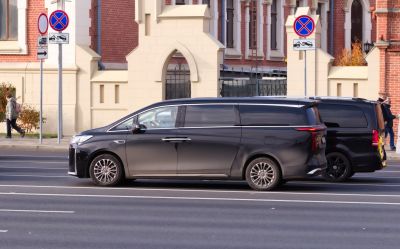 Extended minivan side profile with sliding doors and LED taillights