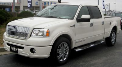 Facelift long bed luxury pickup truck with chrome grille and alloy wheels