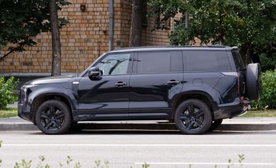 Side view of black SUV with painted rims