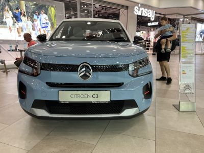 Front view with grille and split LED headlights