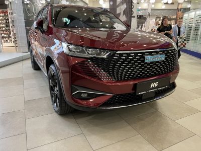 Front view with large grille and LED headlights