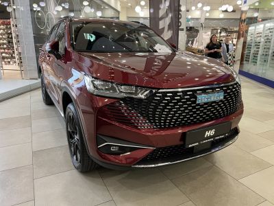 SUV front with distinctive grille and LED headlights