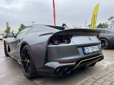 Rear view with quad exhaust, round taillights, black sport rims