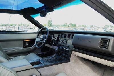Dashboard, steering wheel, and center console interior features