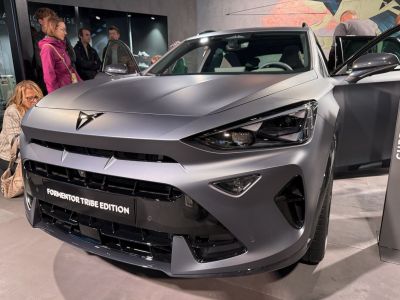 Front grille and sharp headlight design of a modern SUV