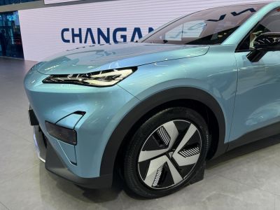 Sharp front headlights and aerodynamic wheel cover