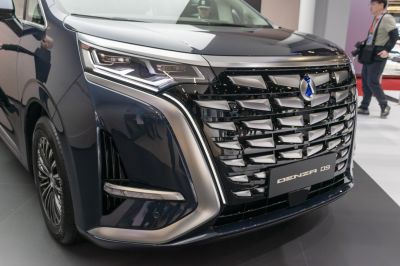 Modern headlight and intricate front grille design