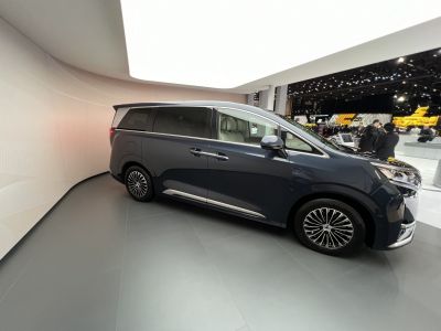 Side profile of an MPV with sliding rear doors and alloy wheels
