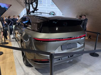 Rear view with continuous LED light bar and roof bike rack