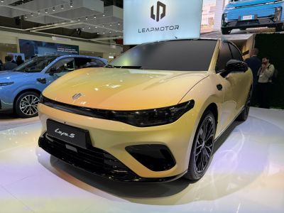 2026 Leapmotor Lafa 5 3/4 front-left view