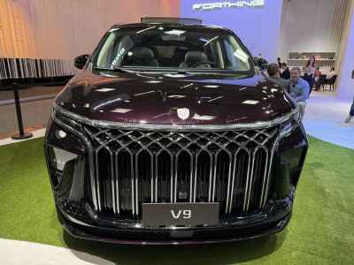 Bold front grille and sleek headlight design of a luxury SUV front view