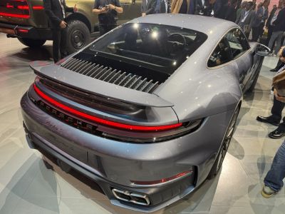 Rear view with active spoiler and continuous rear light strip