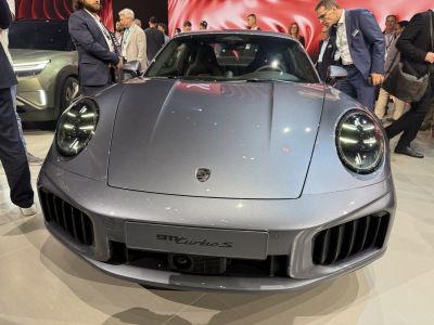 Front view with round LED headlights and aerodynamic bumper