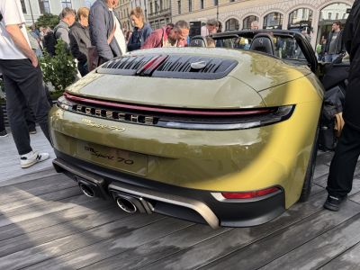 Rear design with continuous taillight and dual exhaust