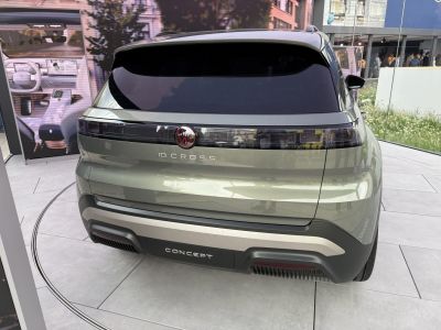 Sleek rear with integrated horizontal taillight strip