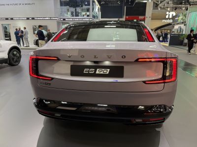Rear design with LED taillights and emblem