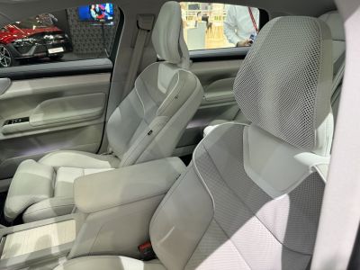 Perforated leather front seats with advanced ergonomic design